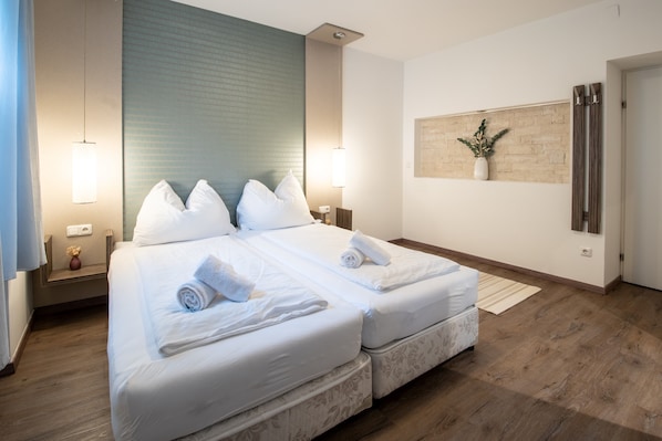 Ameublement personnalisé, bureau, Wi-Fi gratuit, draps fournis