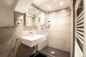 Douche, serviettes fournies, savon, shampoing