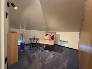Muebles diferentes, escritorio, wifi gratis y ropa de cama