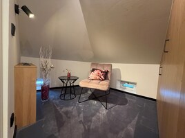 Quarto casal econômico, para não fumantes, geladeira | Individualmente mobiliados, escrivaninha, Wi-Fi de cortesia