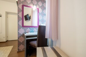 Camera Economy con 2 letti singoli | Con arredamento individuale, una scrivania, Wi-Fi gratuito, lenzuola