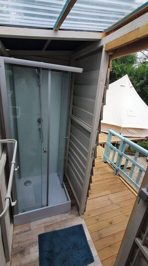 Property grounds - LA CABANE BLEUE Glamping camping with all comforts (Attin)