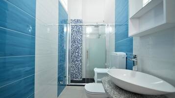 Doccia, set di cortesia gratuito, asciugacapelli, bidet