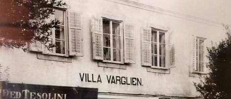 Un edificio llamado "Villa Varglien" con un letrero sobre la entrada.