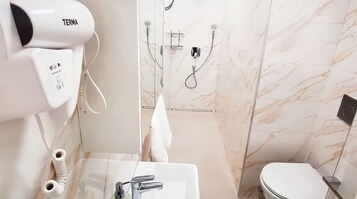 经典公寓 | 浴室 | 淋浴设施、吹风机、毛巾、卫生纸