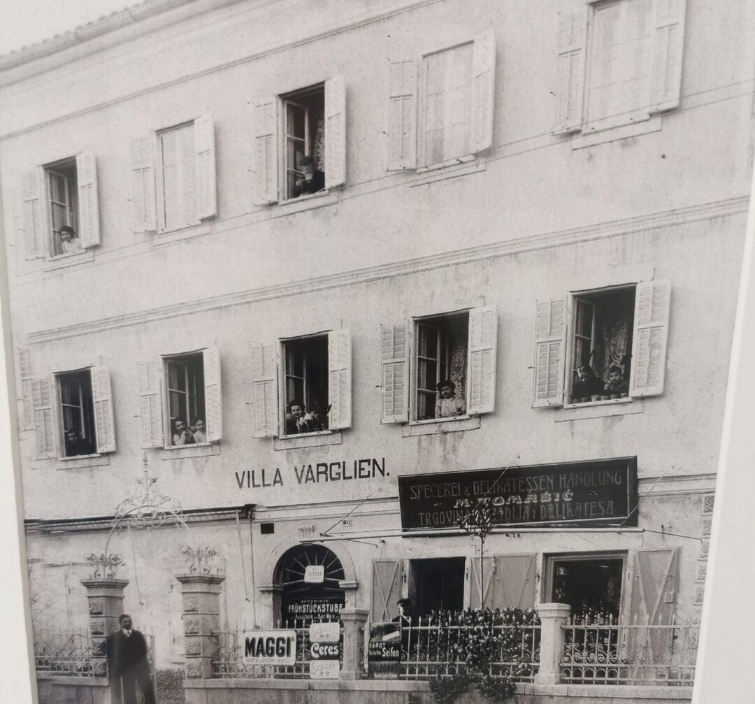 A building with multiple windows and a sign reading "VILLA VARGLIEN."