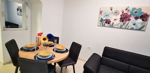Apartamento clásico | Zona de estar | Televisión de pantalla plana de 60 pulgadas con canales digitales