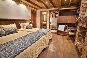 Deluxe-Dreibettzimmer | Allergikerbettwaren, Minibar, Zimmersafe, Schreibtisch