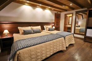 Deluxe Triple Room | Peralatan tempat tidur hipoalergenik, bar mini, peti besi dalam bilik 