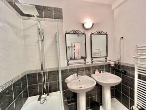 Ensemble douche/baignoire, sèche-cheveux, serviettes fournies