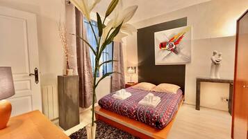 2 bedrooms, desk, iron/ironing board, WiFi