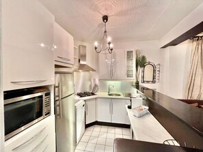 Réfrigérateur, micro-ondes, four, plaque de cuisson