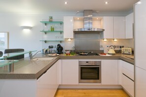Fridge, dishwasher, electric kettle, toaster - The Waves (St Ives)
