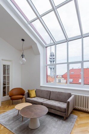 Departamento exclusivo | Área de sala de estar | Smart TV de 140 cm con canales vía satélite, televisión y Netflix