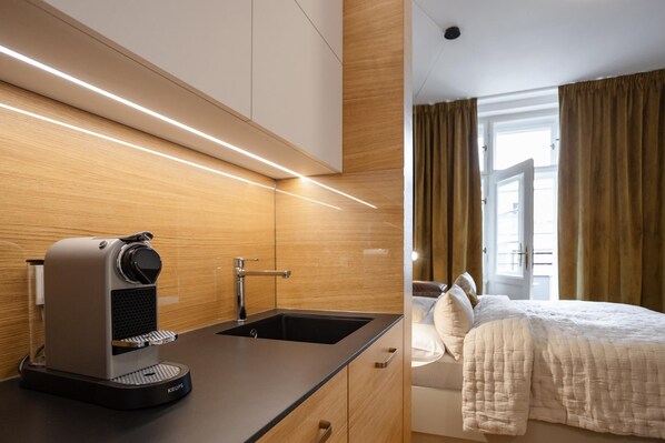 Departamento Deluxe | Cocina privada | Refrigerador con congelador, microondas y parrilla de estufa