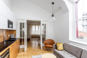 Departamento exclusivo | Área de sala de estar | Smart TV de 140 cm con canales vía satélite, televisión y Netflix