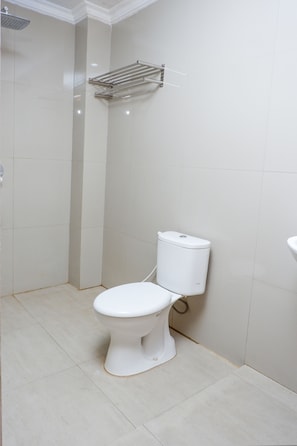 Habitación doble ejecutiva, 1 cama Queen size, vista a la ciudad | Baño | Regadera y bidet