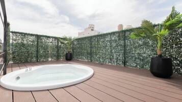 Tina de hidromasaje al aire libre