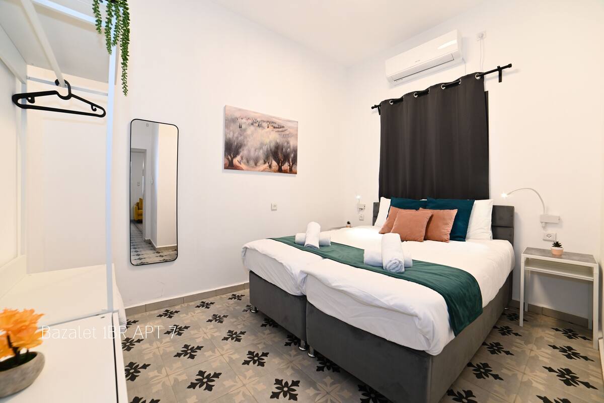 YalaRent Bazalet 1BR APT 7 | 1 habitación, caja de seguridad en la habitación y escritorio