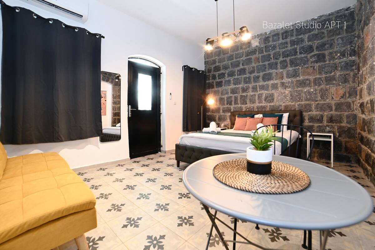 YalaRent Bazalet Studio APT 1 | Área de sala de estar | Televisión de pantalla plana