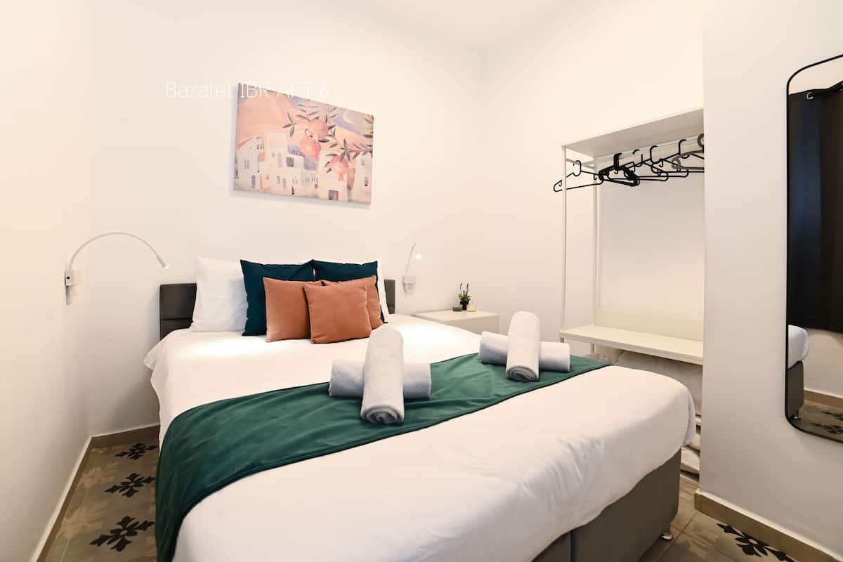 YalaRent Bazalet 1BR APT 6 | 1 camera, una cassaforte in camera, una scrivania