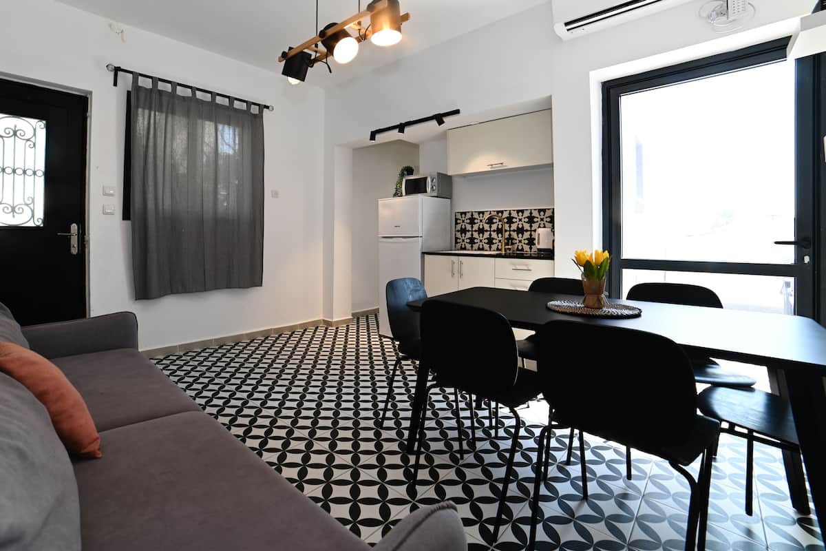 YalaRent Bazalet 2BR APT 5 with Balcony | Area soggiorno | TV a schermo piatto
