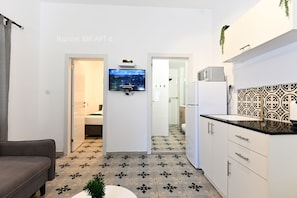 YalaRent Bazalet 1BR APT 6 | ครัวส่วนตัว | ตู้เย็น, ไมโครเวฟ, เครื่องชงกาแฟ/ชา, กาต้มน้ำไฟฟ้า