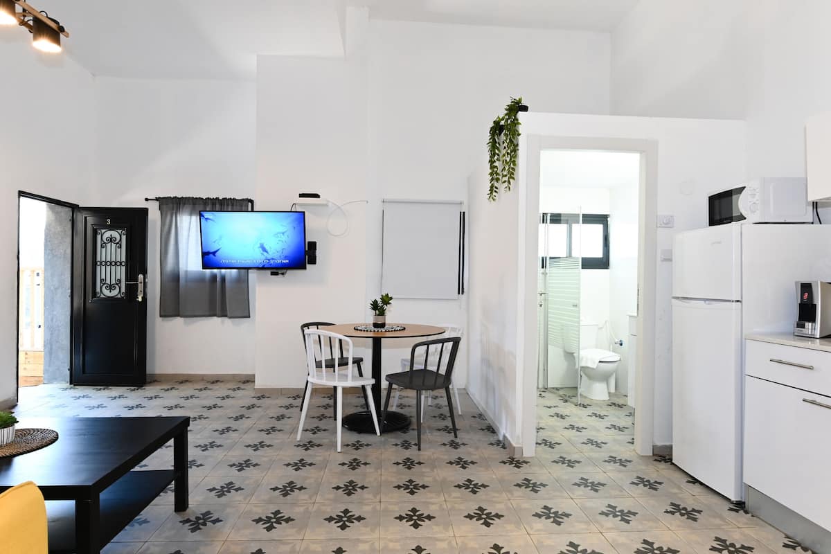 YalaRent Bazalet 1BR APT 3 Private Pool | Area soggiorno | TV a schermo piatto