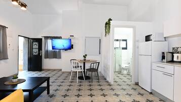 Eenvoudig appartement | Woonruimte | Flatscreentelevisie
