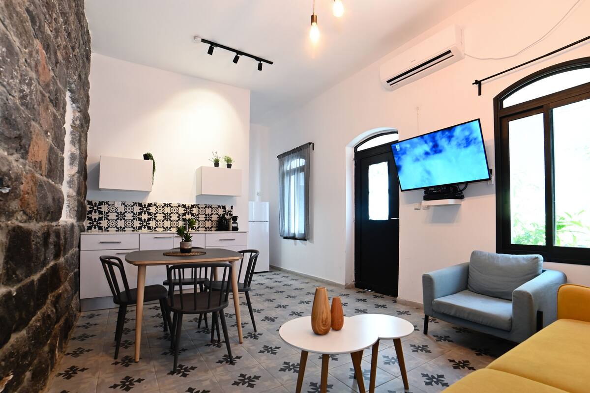 YalaRent Bazalet 1BR APT 2 | Area soggiorno | TV a schermo piatto