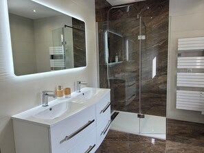Shower, hair dryer, towels