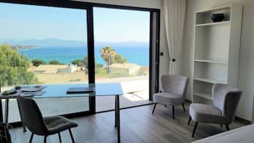 6 chambres, coffres-forts dans les chambres, bureau