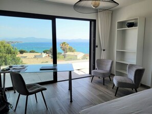 6 bedrooms, in-room safe, desk, iron/ironing board