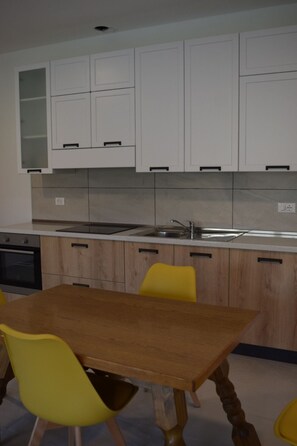 Fridge, oven, stovetop, dishwasher