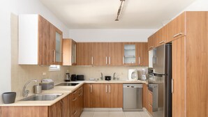 Private kitchen - Bright and Fresh Family Home near Beach (Netanya)