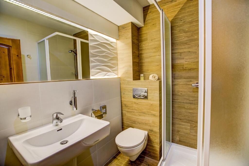 Chambre Supérieure | Salle de bain | Douche, articles de toilette gratuits, sèche-cheveux, savon