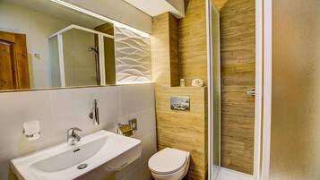 Chambre Supérieure | Salle de bain | Douche, articles de toilette gratuits, sèche-cheveux, savon