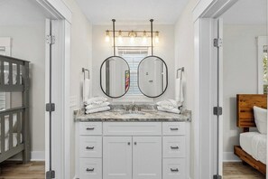 4 habitaciones, escritorio y tabla de planchar con plancha 