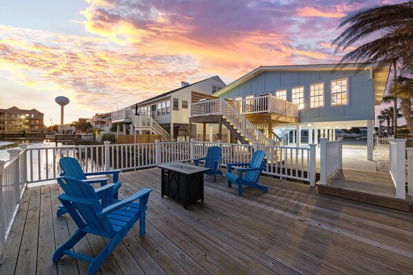 Terrace/patio - Charlie's Beach Retreat - Fun 4BR w/ Heated Pool (North Myrtle Beach)