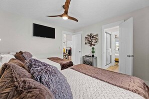 4 Schlafzimmer, Schreibtisch, Bügeleisen/Bügelbrett, Reisekinderbett