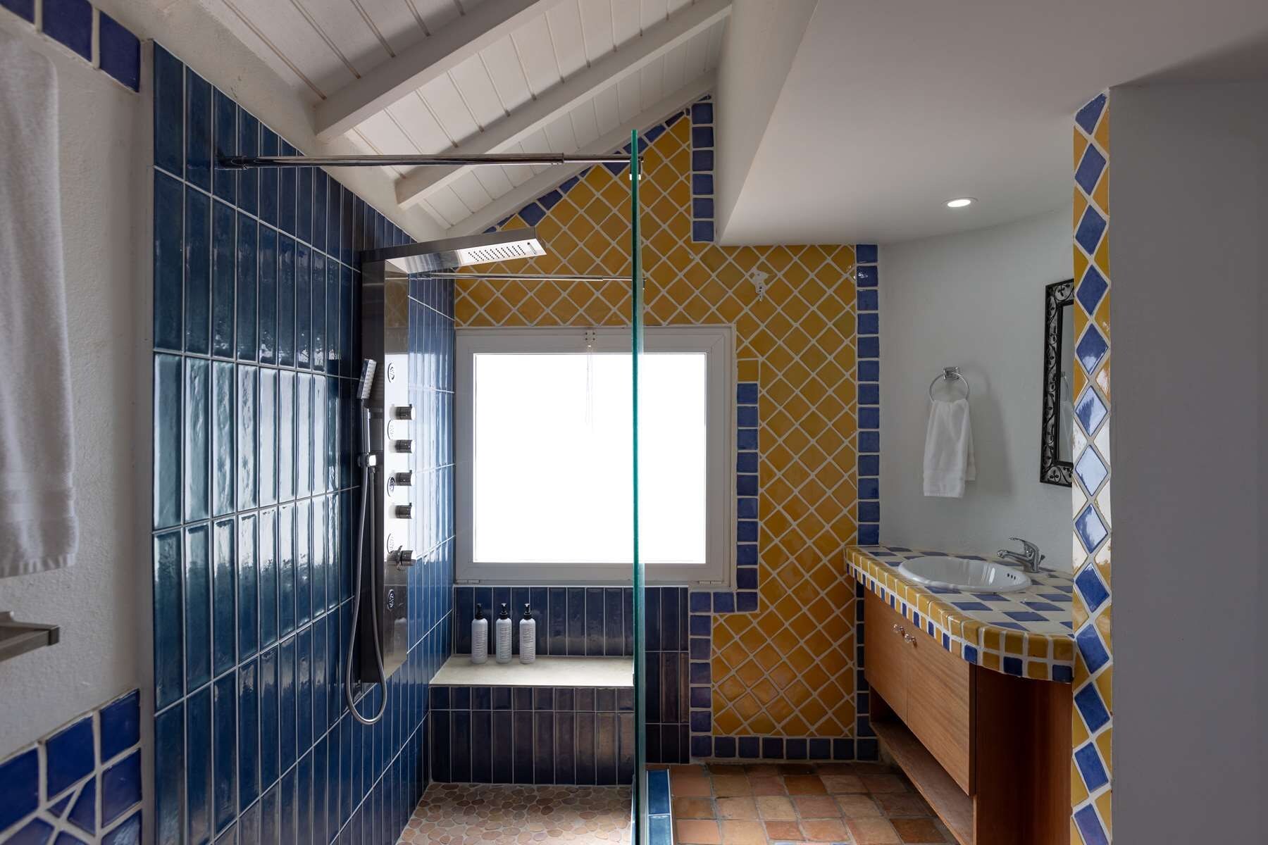 Regadera, secadora de cabello, bidet, toallas 