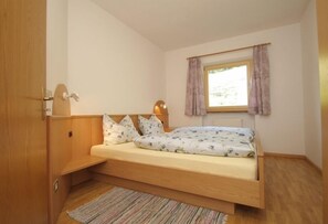 2 chambres, fer et planche à repasser, lit de bébé portatif