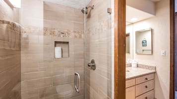 Een douche, een haardroger, handdoeken