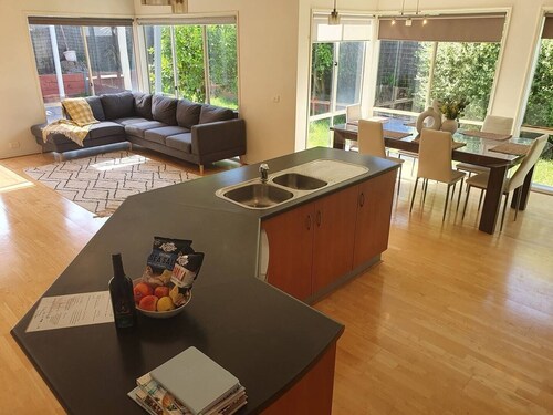 House on the Heights  - 4 B/R  House near Mornington Peninsula