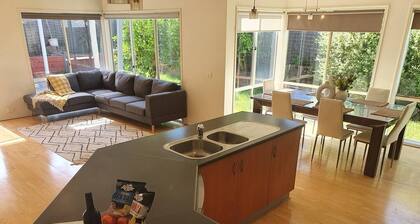 House on the Heights - 4 B/R House near Mornington Peninsula