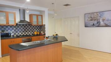 Frigorífico, microondas, horno y placa de cocina