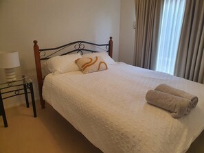 4 bedrooms, free WiFi, bed sheets - House on the Heights - 4 B/R House near Mornington Peninsula (Lynbrook)