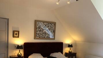 6 slaapkamers, een bureau, een strijkplank/strijkijzer, reisbedje