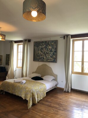 6 Schlafzimmer, Schreibtisch, Bügeleisen/Bügelbrett, Reisekinderbett