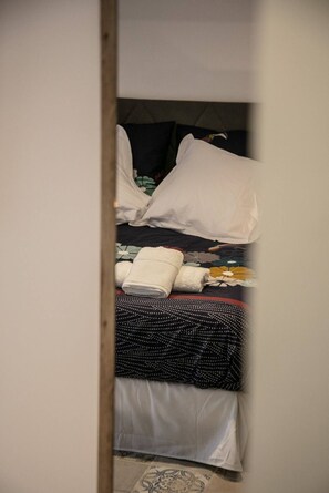 1 chambre, bureau, fer et planche à repasser, lit parapluie